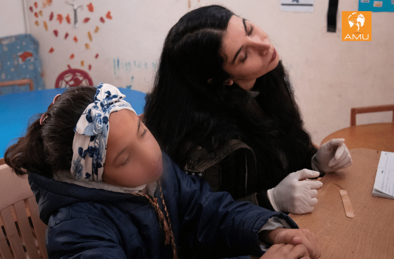 Falah, in Siria, segue un percorso di riabilitazione al linguaggio