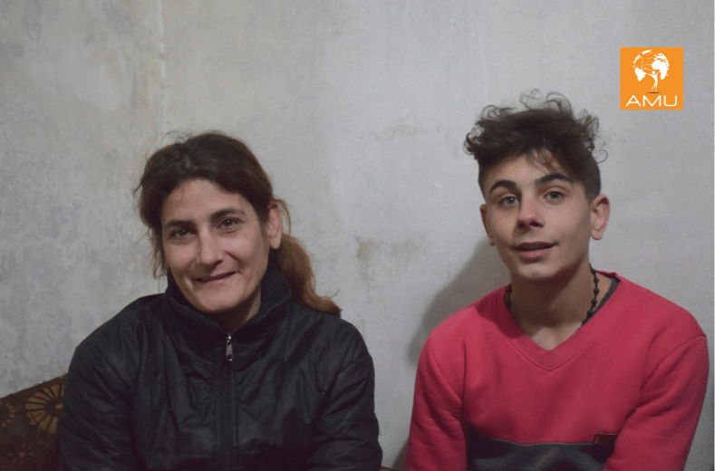 Madre e figlio sostenuti da Semi di Speranza