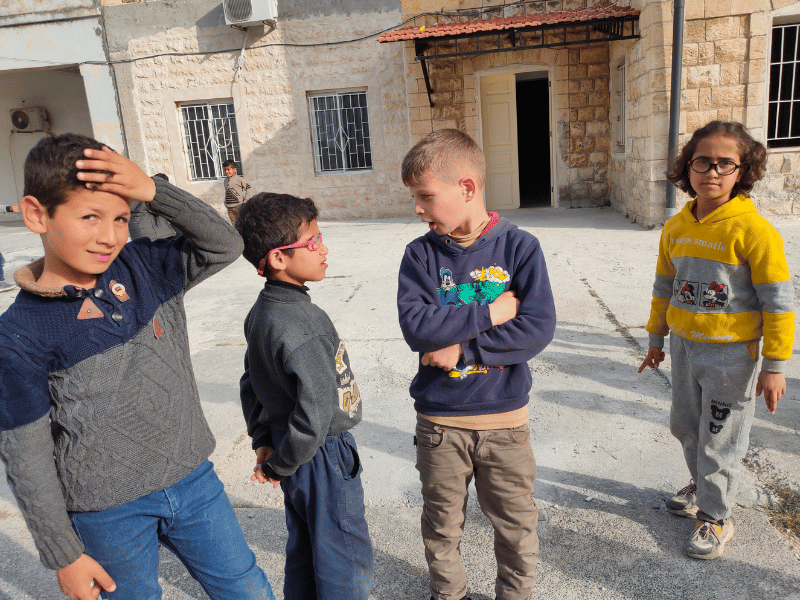 Yazan assieme agli altri bambini del centro Piccoli Sogni in Siria