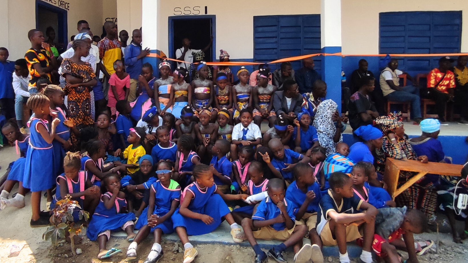 la festa per la nuova scuola a Serekolia, in Sierra Leone