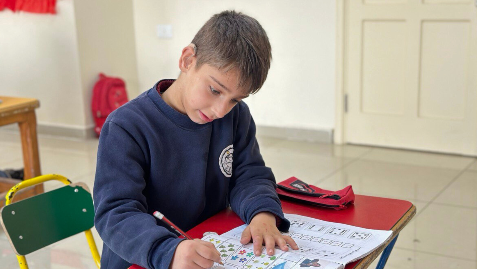 Mamdouh è uno dei bambini che frequentano il centro EHIS di Aleppo (Siria)