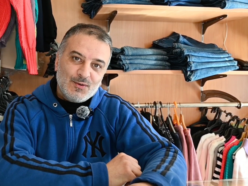 Vendere vestiti a Baniyas - RestarT (Siria)