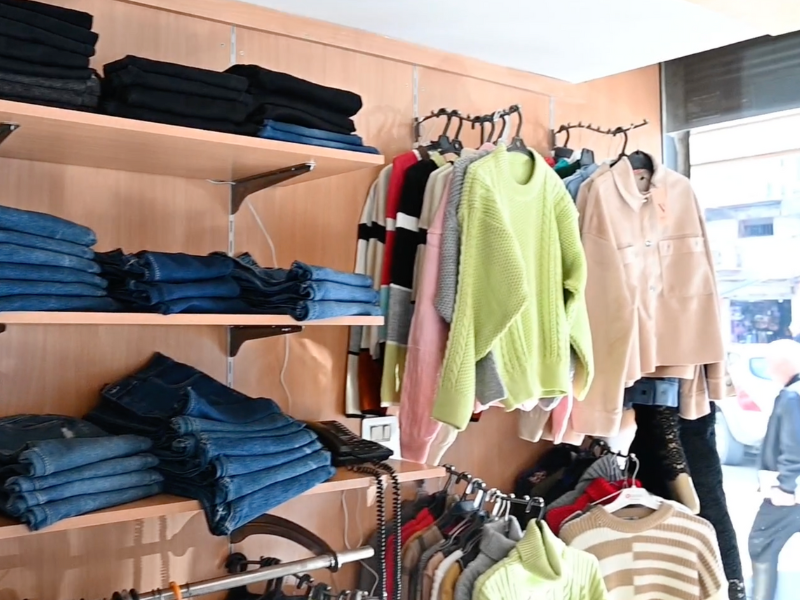 Vendere vestiti a Baniyas - RestarT (Siria)