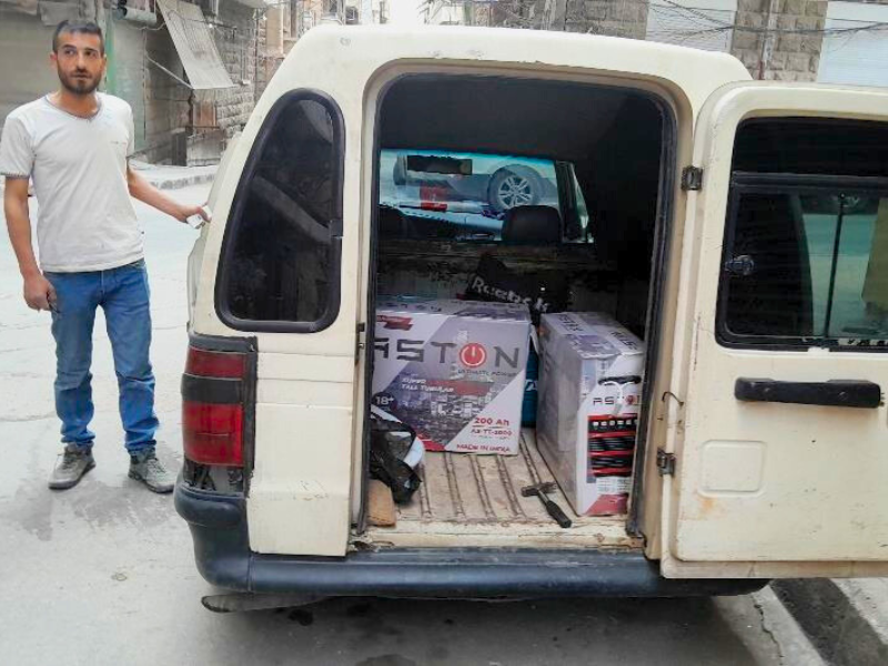 Ad aprile con il programma RISE abbiamo distribuito e installato 25 batterie domestiche ad Aleppo (Siria), dove manca la corrente elettrica