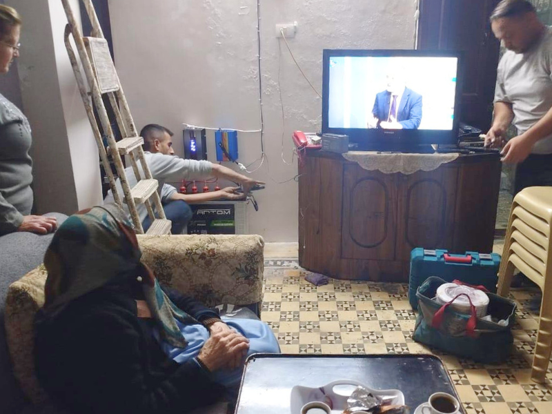 Ad aprile con il programma RISE abbiamo distribuito e installato 25 batterie domestiche ad Aleppo (Siria), dove manca la corrente elettrica