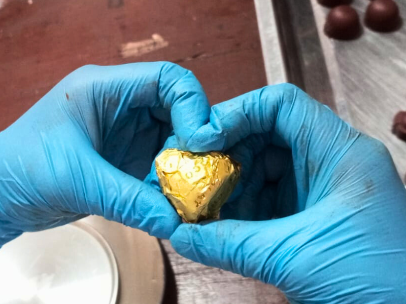 Ecuador: grazie alla produzione del cioccolato e al progetto Sunrise+, Jefri ha trovato lavoro e fiducia in se stesso