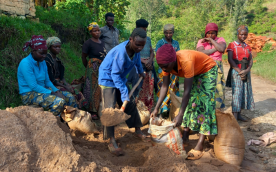 Burundi: women working on a water pipeline