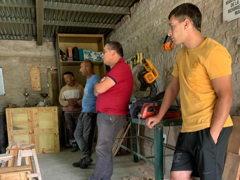 Detenuti del carcere di Florida in Uruguay durante il laboratorio di falegnameria del progetto Ripartire.