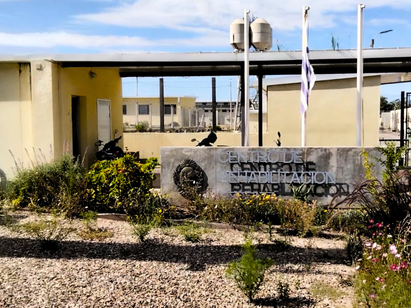 Ingresso dell'Istituto Nazionale di Riabilitazione di Florida in Uruguay, circondato da recinzioni.