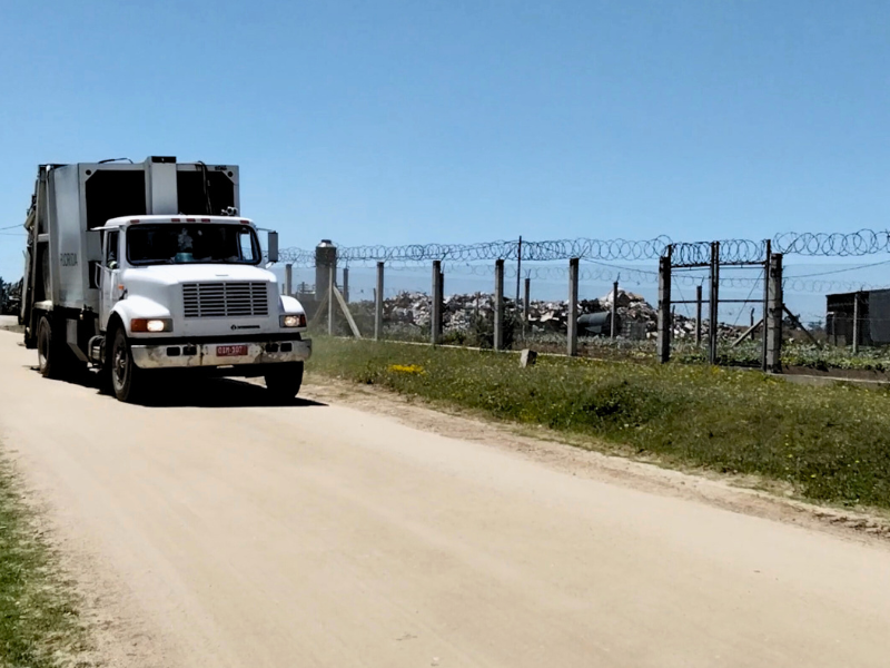 Ingresso del carcere di Florida in Uruguay con un camion della spazzatura che scarica rifiuti nelle vicinanze.