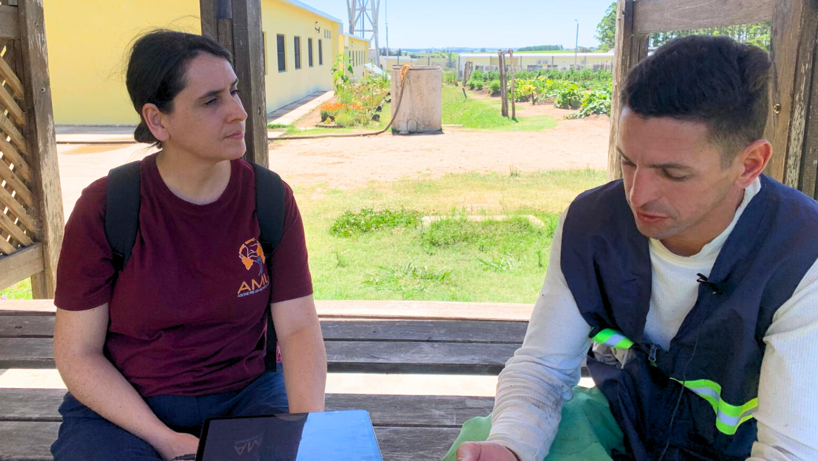 Lia, responsabile cooperazione AMU, davanti all'ingresso dell'Istituto Nazionale di Riabilitazione in Uruguay per il progetto Ripartire.