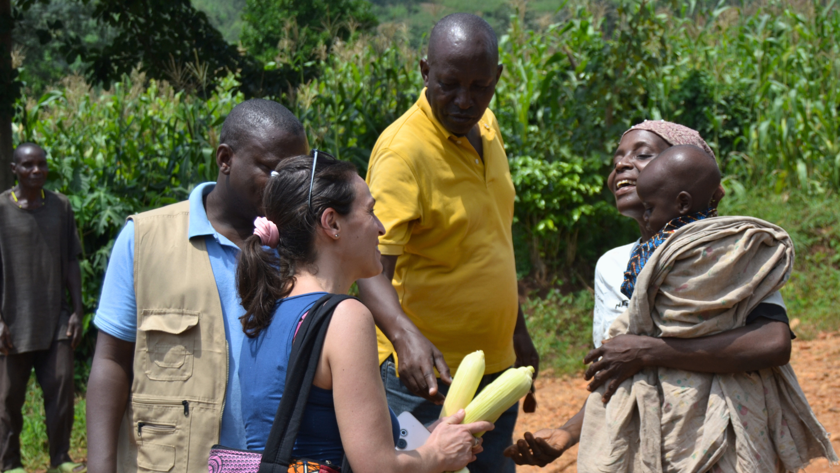 Emanuela di AMU incontra una famiglia beneficiaria del progetto sulle latrine ecologiche nella provincia di Cibitoke, Burundi.