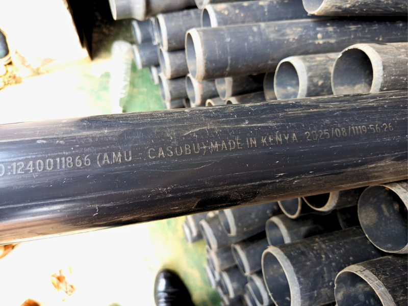 Dettaglio di un tubo per l'acquedotto in Burundi con le incisioni AMU, Casobu e Made in Kenya.
