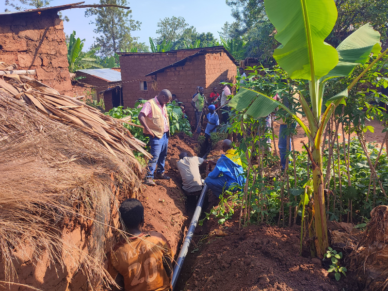 Operai locali impegnati nella posa delle tubature del nuovo acquedotto in Burundi.
