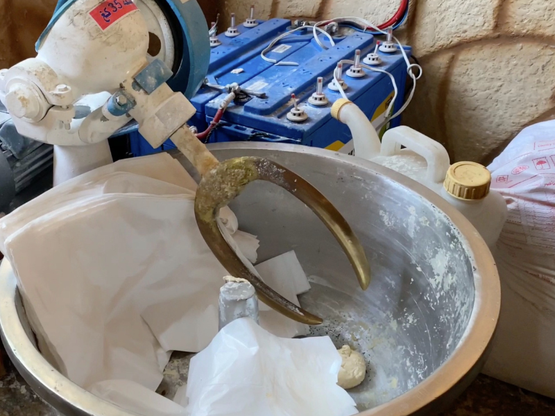 Impastatrice professionale fornita a Makhoul a Kfarbo grazie al Progetto Restart in Siria per il suo laboratorio di pasticceria.