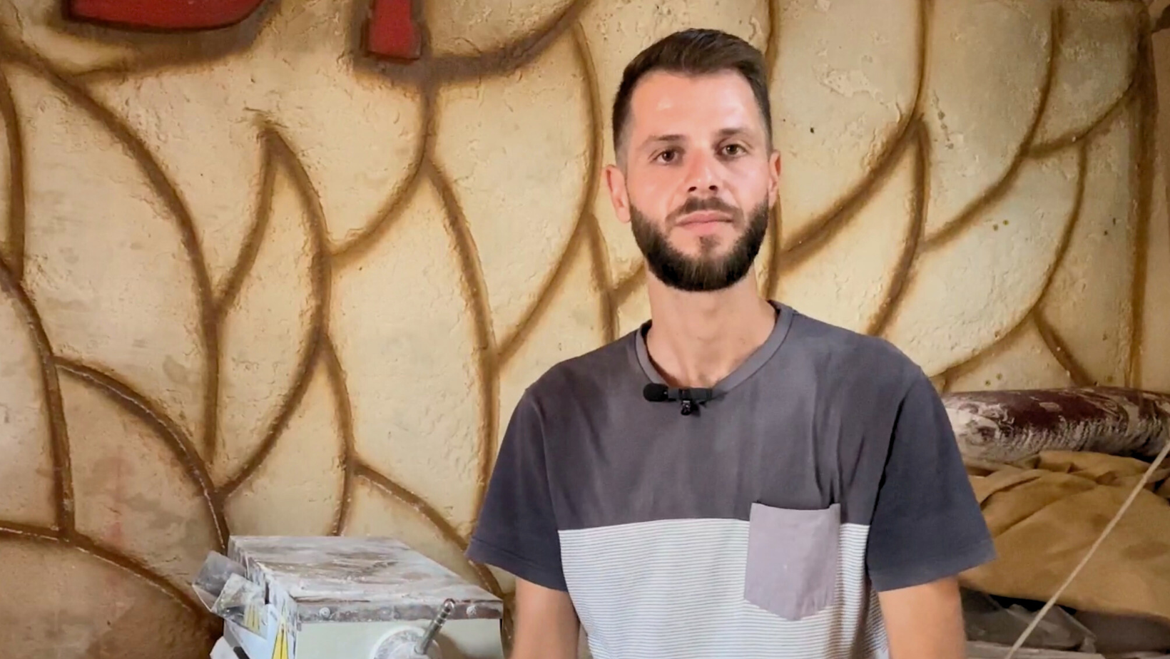 Ritratto di Makhoul Milad Al-Saad, beneficiario del Progetto Restart in Siria, sorridente nel suo laboratorio di pasticceria a Kfarbo.