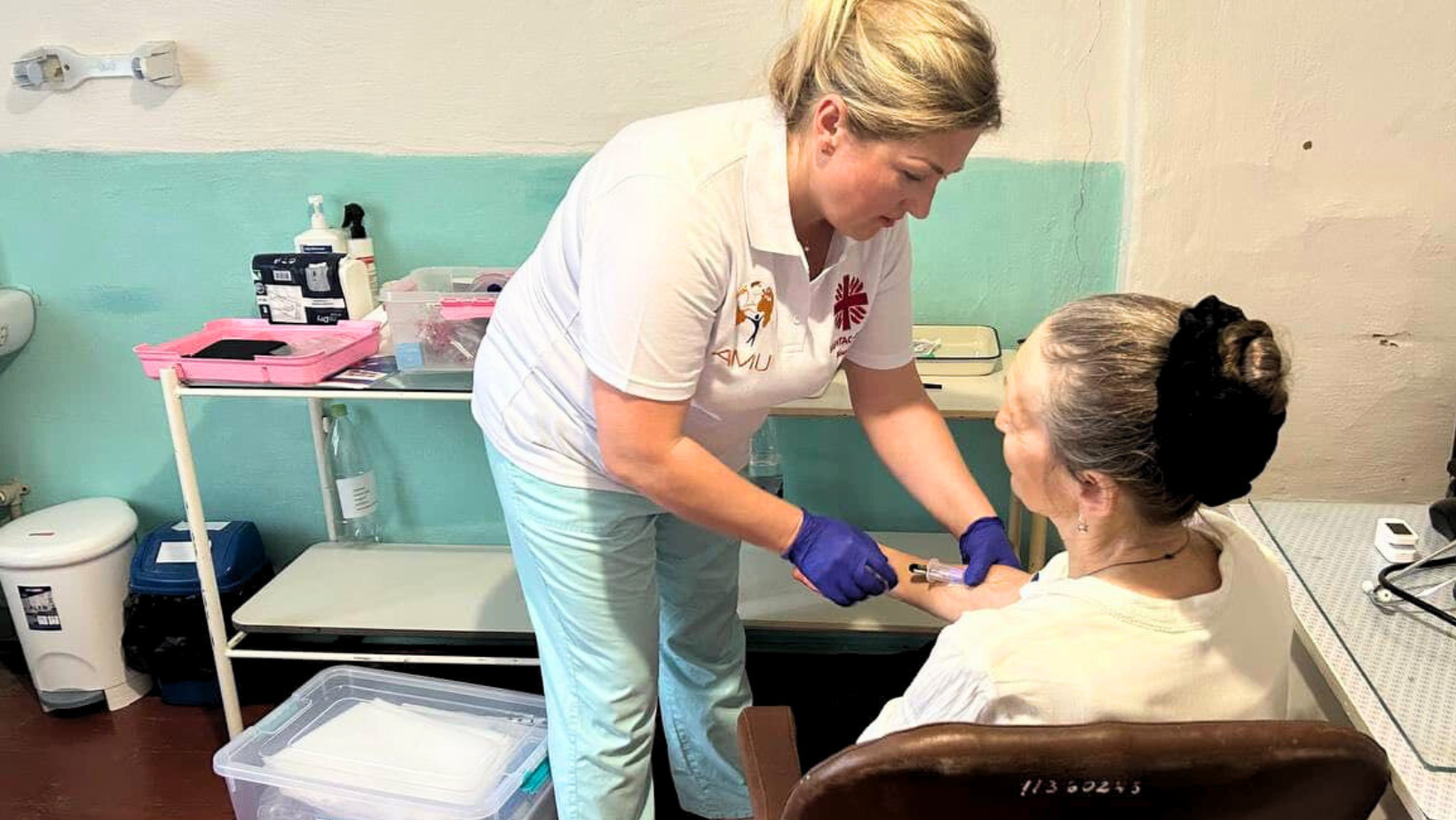 Una infermiera della Caritas Spes effettua una visita a un anziano a Vinnytsia, Ucraina.