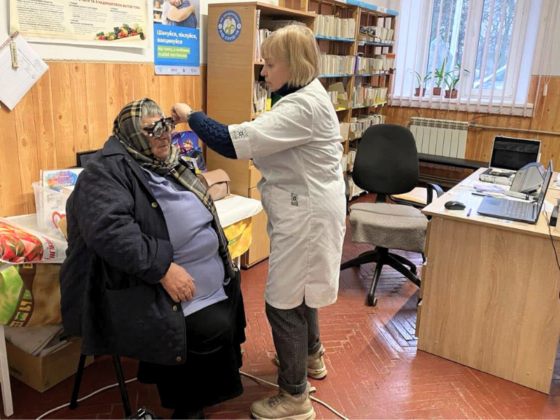 Screening oculistico gratuito per i familiari dei soldati nel centro Caritas in Ucraina.
