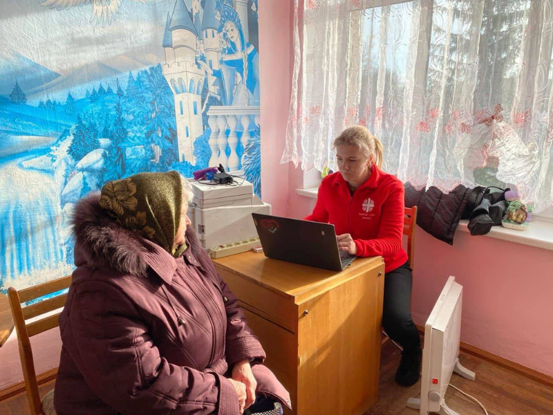 Una infermiera della Caritas Spes effettua una visita a un anziano a Vinnytsia, Ucraina.