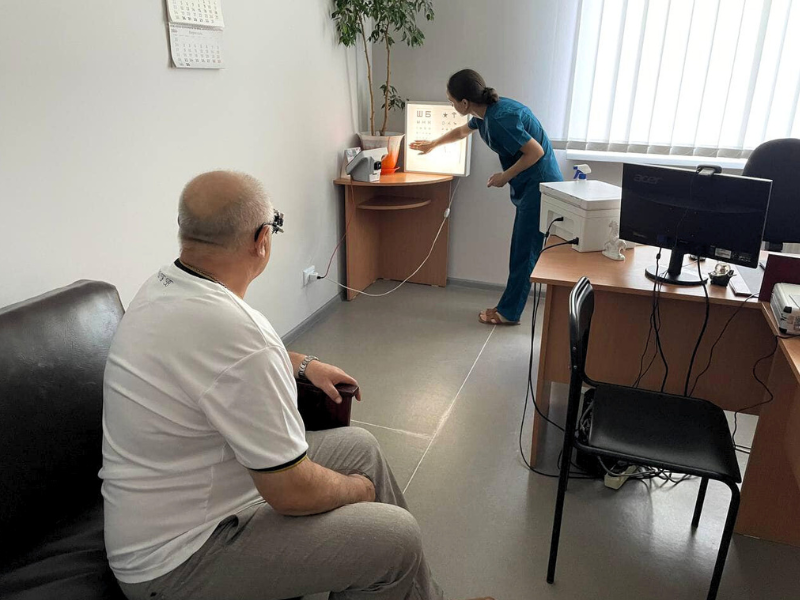 Screening oculistico gratuito per i familiari dei soldati nel centro Caritas in Ucraina.