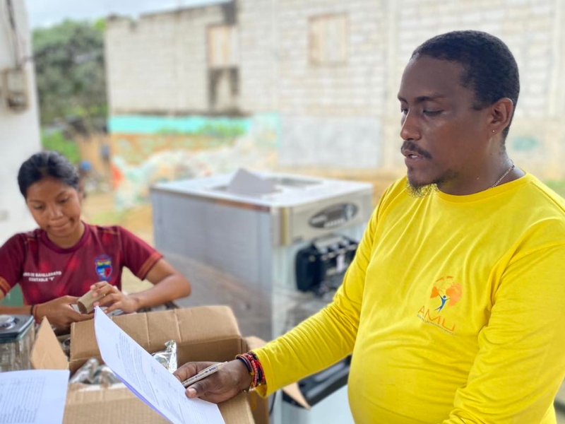 New machinery from the Sunrise Project arrives in Sálima, Ecuador: young people welcome the equipment for producing coconut products.