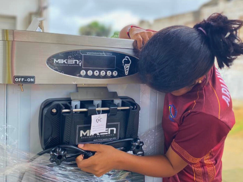 Young entrepreneurs from Sálima examine professional machinery in Ecuador: 80% of the equipment has been successfully converted for coconut processing.
