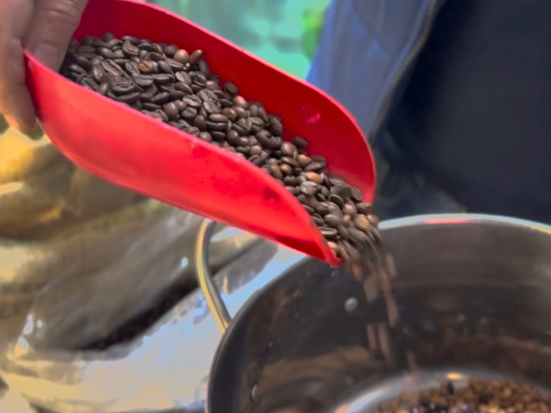 Munir nel suo negozio di caffè ad Aleppo oggi - Progetto RestarT.