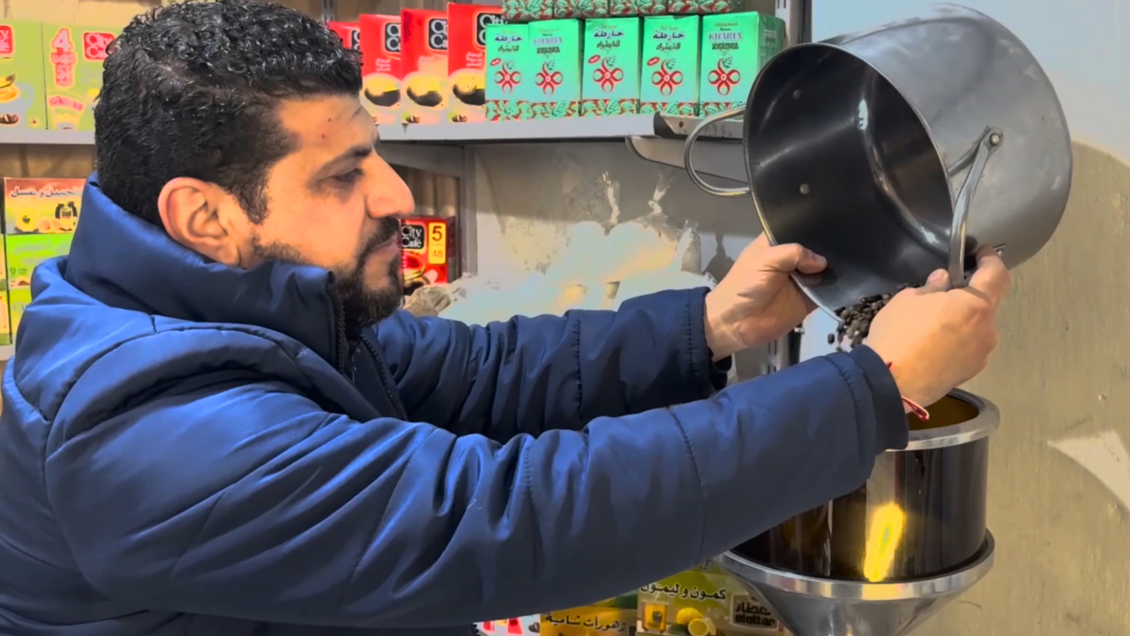 Munir nel suo negozio di caffè ad Aleppo oggi - Progetto RestarT.