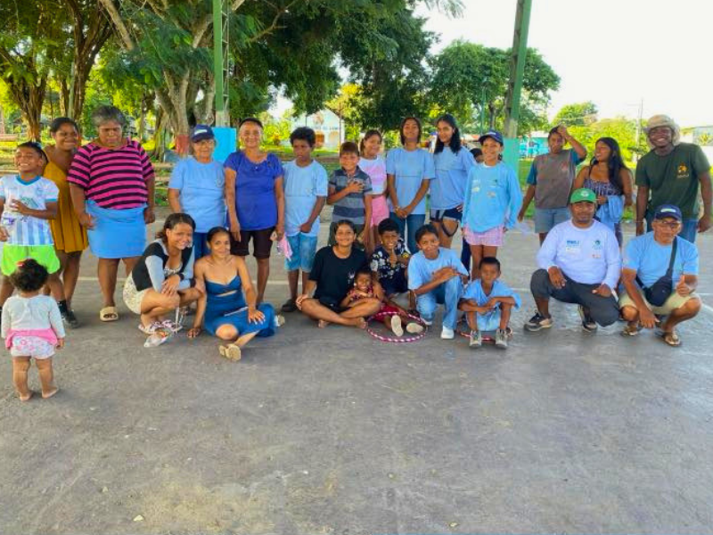 Foto di gruppo in posa del Progetto Sunrise+: Jordan Caicedo Tenorio sorride con i ragazzi dei Club Ecologici a Muisne, Ecuador.