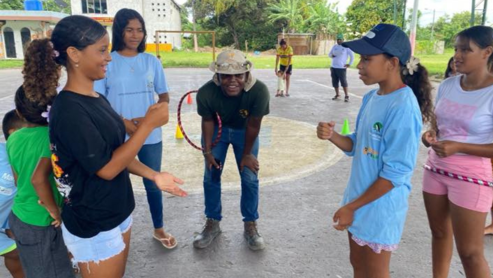 Jordan Caicedo Tenorio sorride durante un'attività del Progetto Sunrise+ a Muisne insieme ai ragazzi dei Club Ecologici.