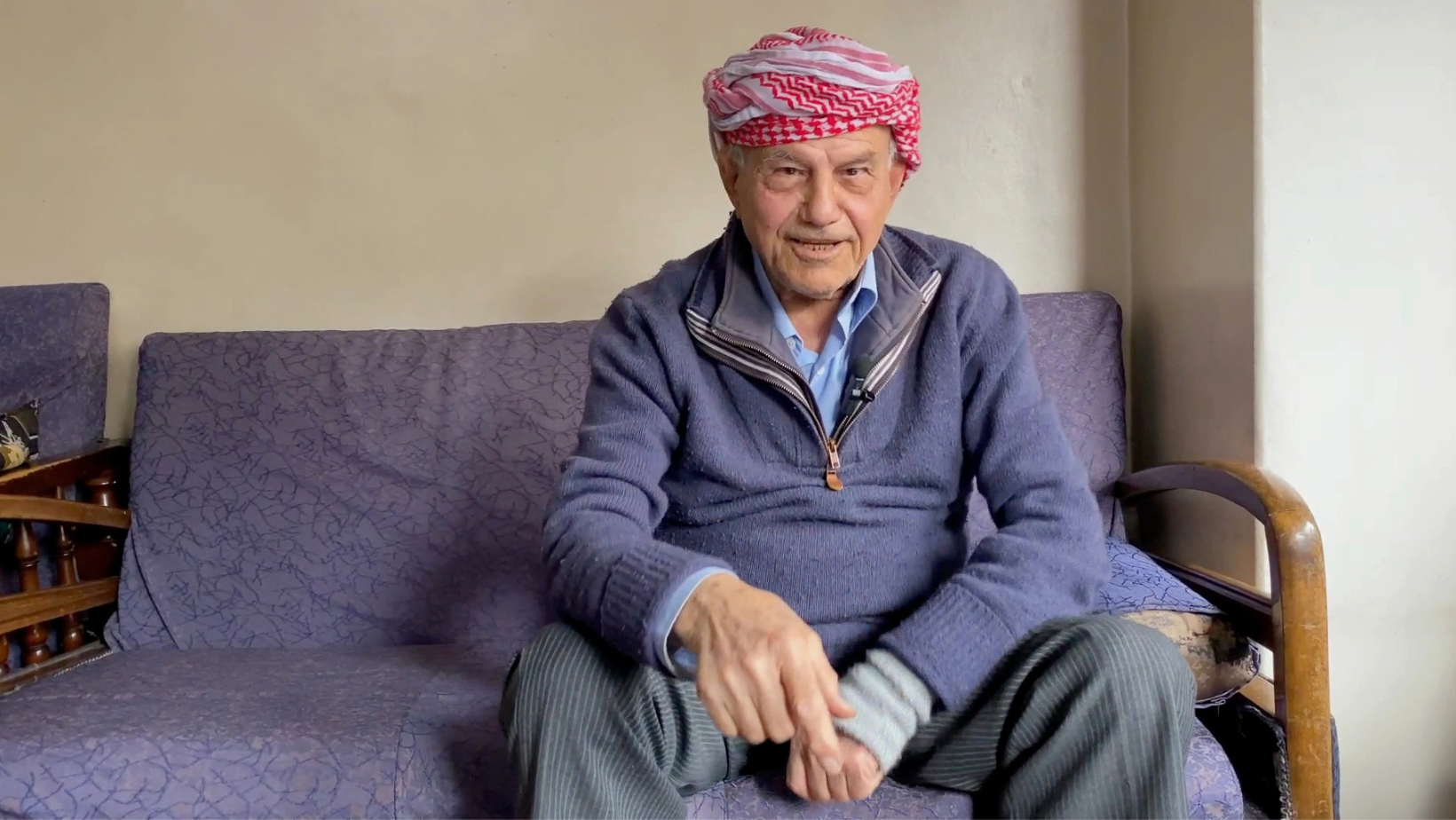 Primo piano di Aziz Hanna, beneficiario del progetto Semi di Speranza in Siria, sorridente durante il percorso di riabilitazione