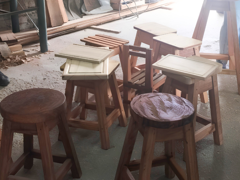 Wooden stools handcrafted by inmates during the carpentry course of the Ripartire project for social reintegration in prisons in Uruguay.