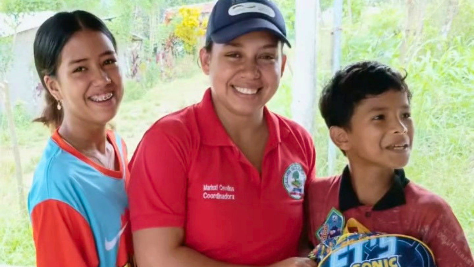 Progetto di sostegno scolastico per i bambini in Ecuador nel cantone di Muisne: la consegna dei kit con una coordinatrice locale.