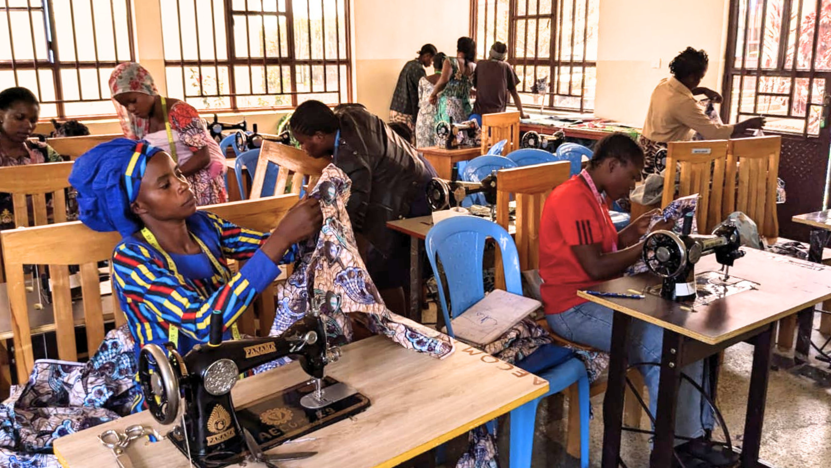 Donne africane partecipano al corso di cucito per l'imprenditorialità sostenibile a Goma