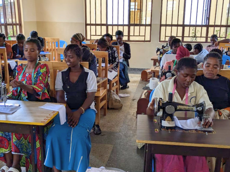 Donne africane partecipano al corso di cucito per l'imprenditorialità sostenibile a Goma