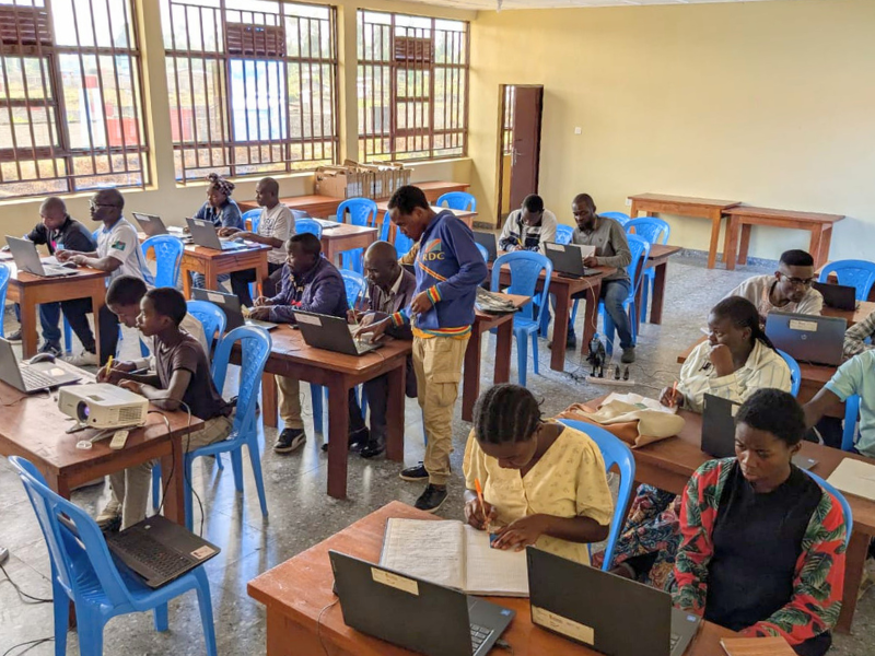 Donne e uomini davanti ai computer durante il corso di informatica per l'imprenditorialità sostenibile a Goma