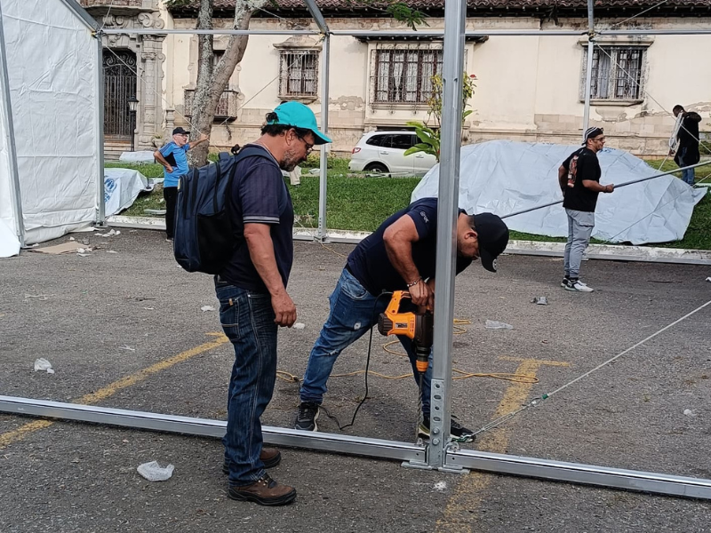 Uomini al lavoro per allestire le tende che ospiteranno gli sfollati del terremoto in Venezuela