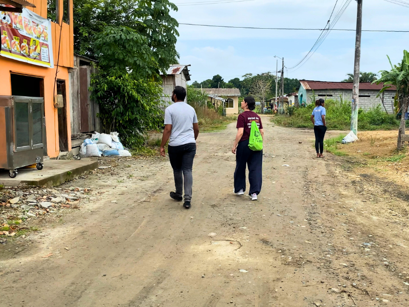 Operatori dell'AMU camminano lungo una strada sterrata in una zona rurale dell'Ecuador, nell'ambito del Progetto Sunrise+ per lo sviluppo locale.