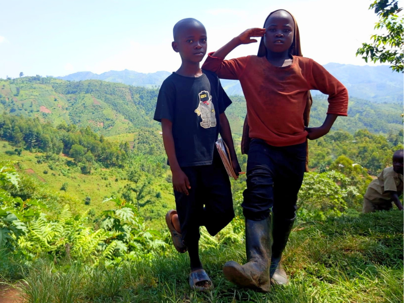 Bambini, in Burundi, stringono tra le mani dei libri