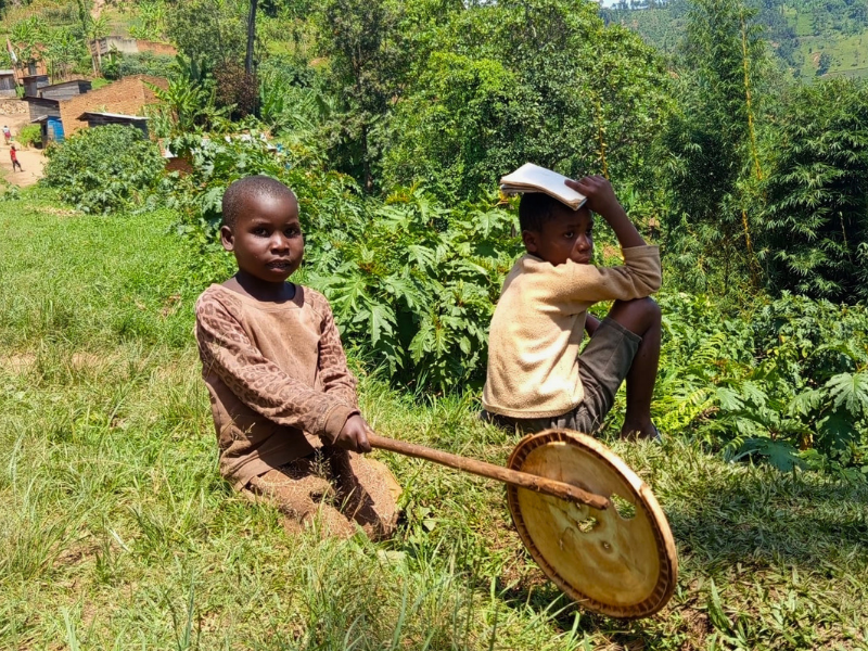 Bambini della provincia di Cibitoke, in Burundi. Uno di loro copre la testa con un libro