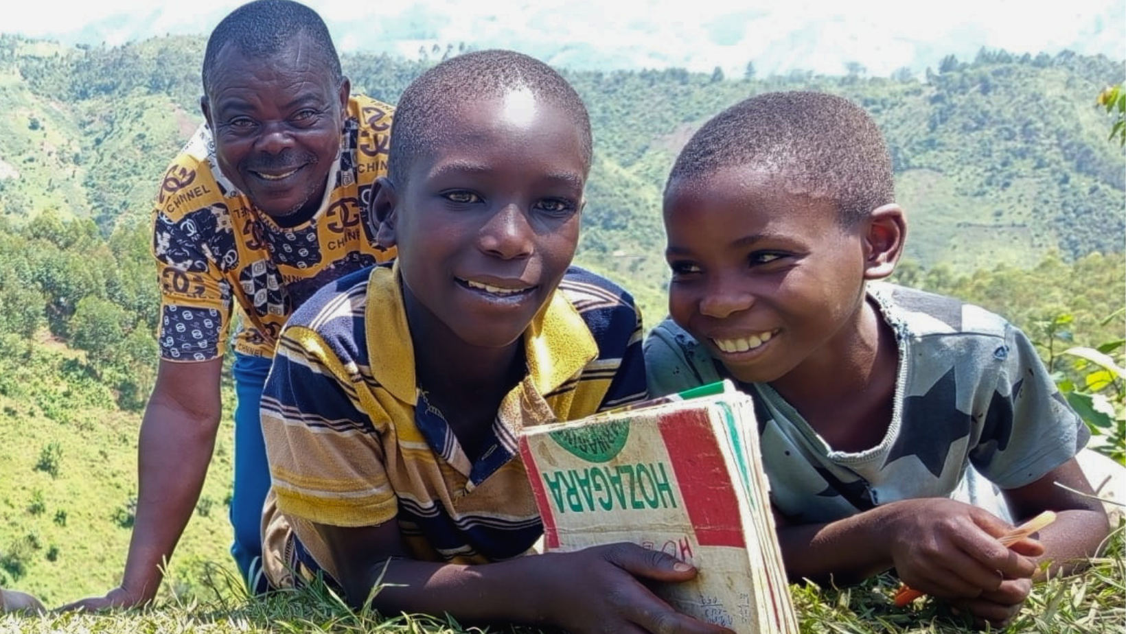 Bambini sorridenti a Cibitoke (Burundi) con libri di scuola in mano