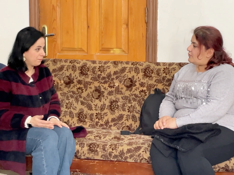 Una specialista dello Step Center mentre conduce una seduta di supporto psicologico e ascolto attivo per Maysaa a Homs