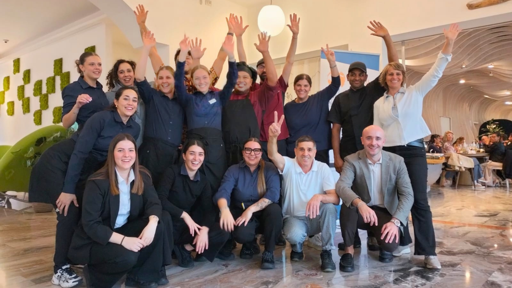 Lo staff dell'Hotel Baia Azzurra insieme a Rosanna Foderà dell'AMU: sorridenti e soddisfatti dopo l'evento Let's Share