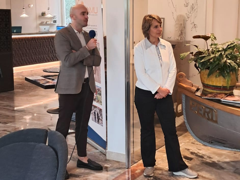Nella foto sono ritratto Rosanna Foderà dell'AMU e Simone Nodari proprietario dell'Hotel Baia Azzurra in occasione dell'evento Let's Share