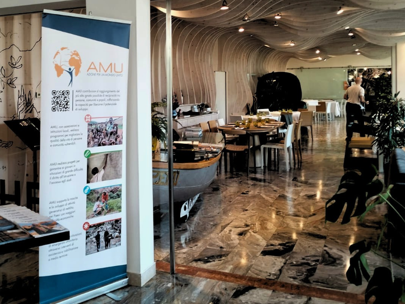 II pannello che racconta i progetti dell'AMU all'interno dell'Hotel Baia Azzurra sul Lago di Garda