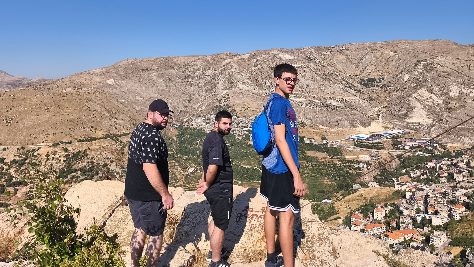 Tre ragazzi in cima a una collina, in Libano: tra di loro c'è F., il ventiduenne che racconta la propria esperienza di sfollato accolto in Casa Santa Anna