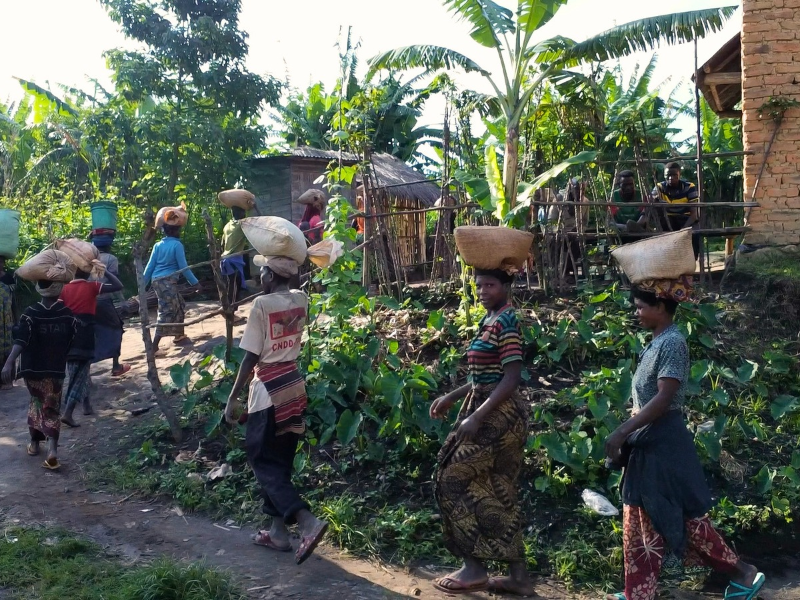 Donne che in Burundi trasportano sulla testa sacchi di sabbia che servirà per la costruzione dell'acquedotto